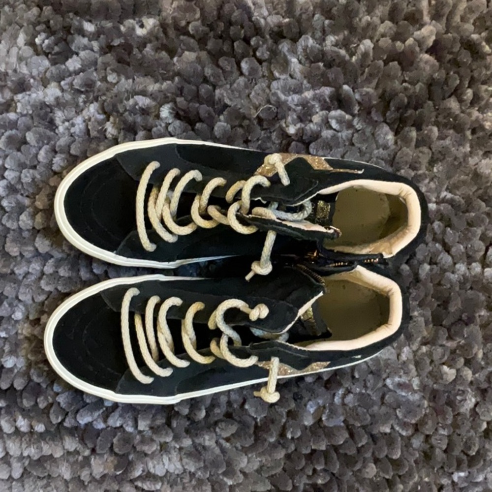 These VH sneakers are used they are also a size six